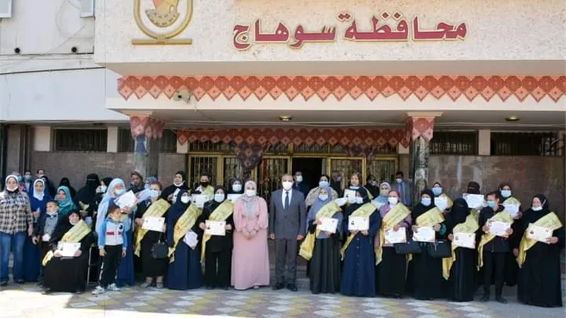 محافظ سوهاج يكرم 