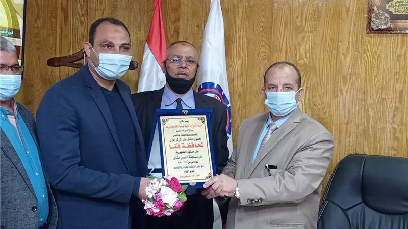 مديرية تعليم قنا تحصل على درع أفضل مشتل زراعى على مستوى الجمهورية