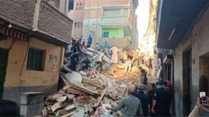 انهيار منزل مكون من ٤ طوابق بدمنهور