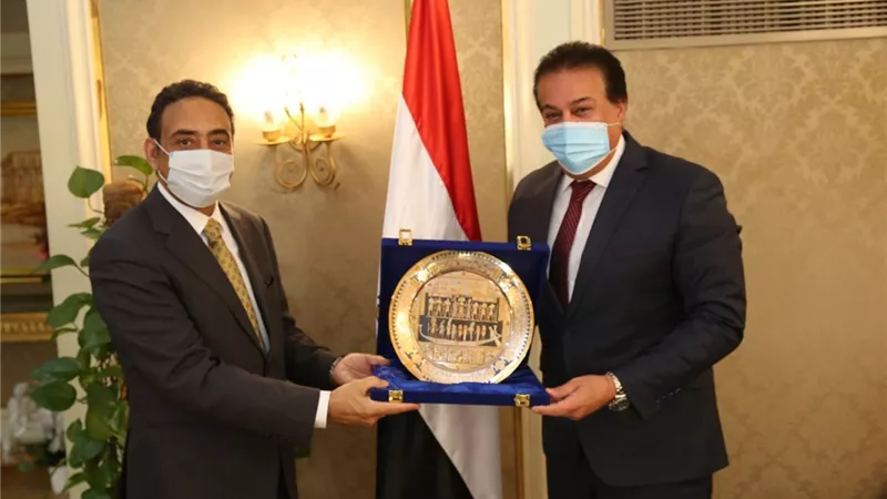 وزير التعليم العالي يستقبل السفير العُماني بالقاهرة لبحث سبل التعاون العلمي