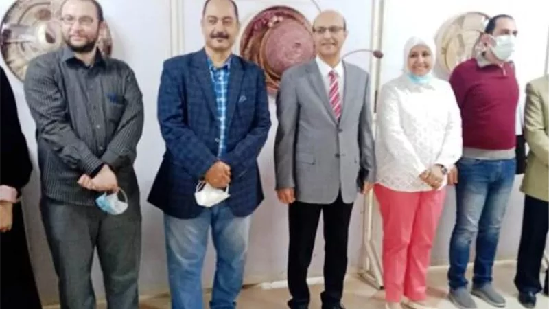 معرضاً فنيا جديداً بجامعة أسيوط باستخدام مواد طبيعية مستوحاة من البيئة.. بالصور