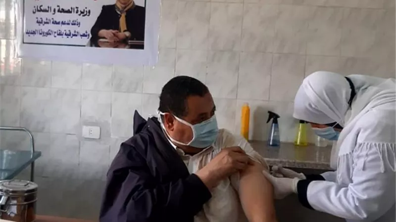 استمرار تطعيم كبار السن بلقاح 
