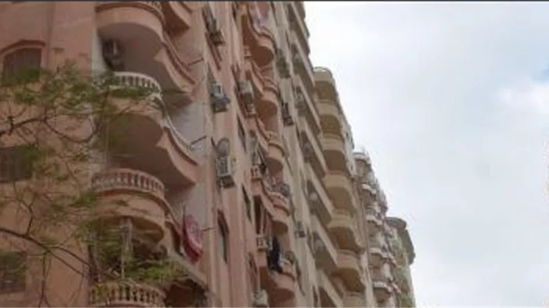 ترميم جدران عمارة المنصورة المائلة والملاصقة لها