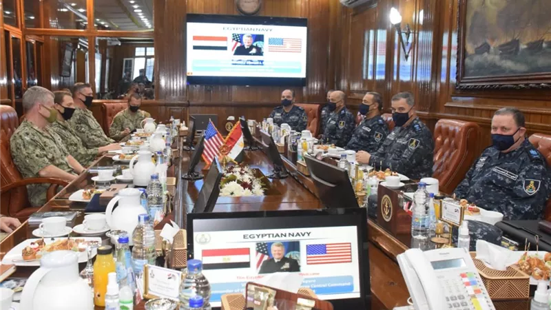 بالصور...قائد القوات البحرية المصرية يلتقى قائد القوات البحرية للقيادة المركزية الأمريكية وقائد الأسطول الخامس الأمريكى