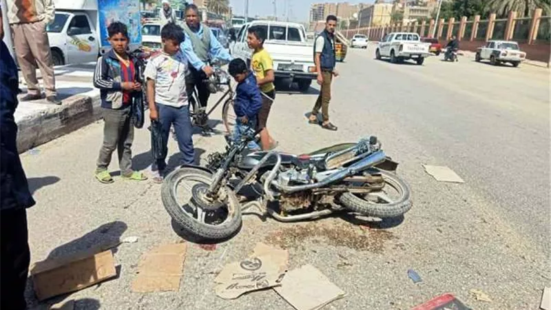 مصرع شخص فى تصادم سيارة بدراجه بخارية