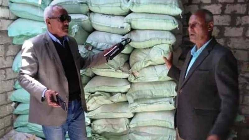 ضبط مخزن لتهريب الدقيق المدعم وطرحه فى السوق السوداء بطوخ.. بالصور