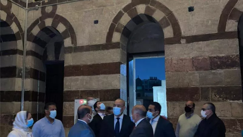 الجزار يتابع أعمال الترميم بقبة قنصوة الأثرية فى مسار محور الفردوس الحر