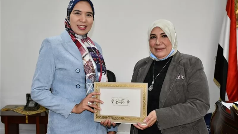 عضو هيئة التدريس بحامعة قناة السويس تفوز بجائزة المرأة التشجيعية