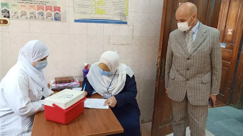 وكيل وزارة الصحة يتفقد تطعيم المواطنين بلقاح كورونا بالمركز الطبي بأبوكبير