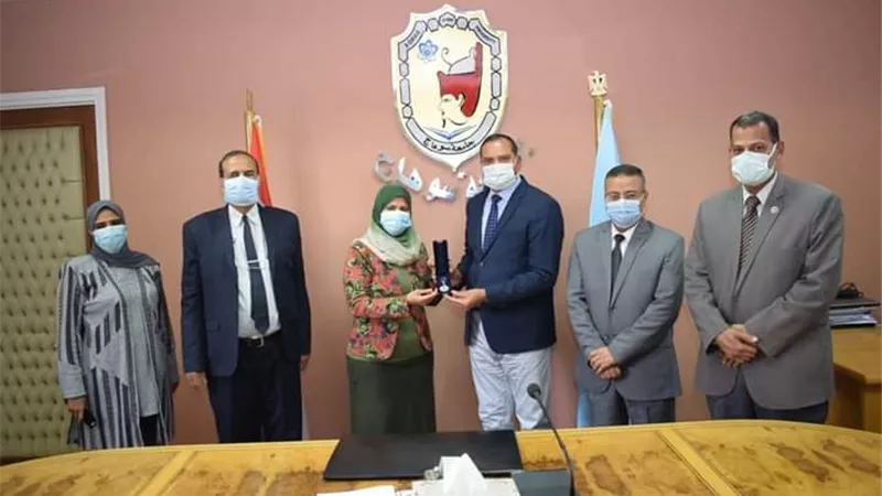 جامعة سوهاج تكرم باحثة بالطاقم التمريضى لحصولها على درجة الدكتوراه