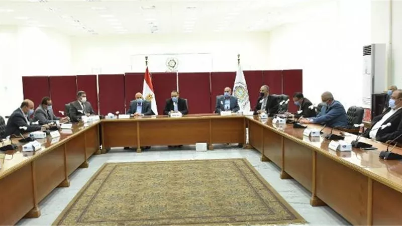 محافظ الشرقية يؤكد : لن اسمح باي اهمال فى المصانع لوقاية العاملين من 