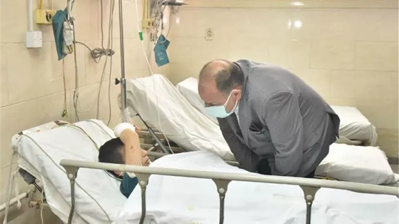 محافظ أسيوط يزور مصابى حادث تصادم طريق البحر الأحمر بالمستشفى الجامعي
