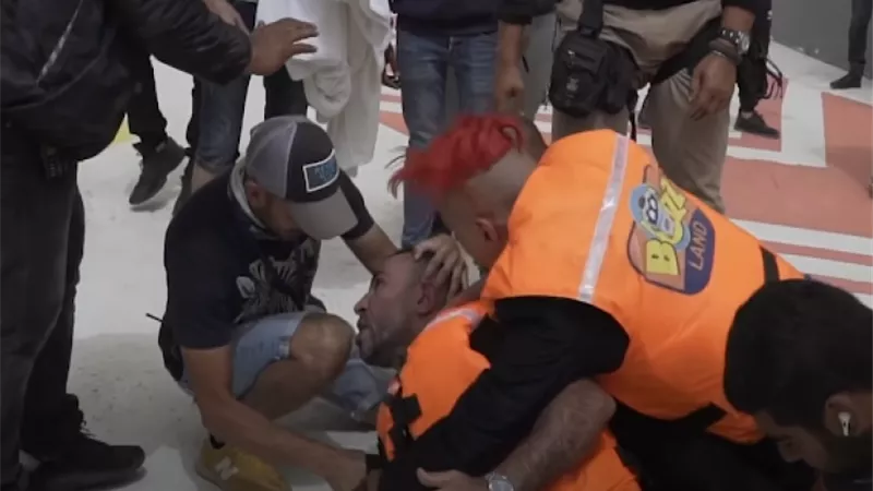 علقة ساخنة من احمد سعد لرامز جلال بعد اكتشاف المقلب.. فيديو
