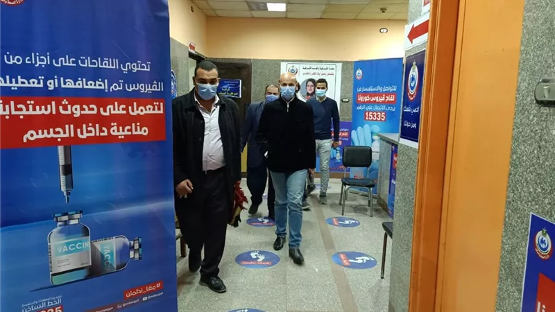 مسعود يشارك الفريق الطبي بمركز تطعيم المواطنين بلقاح كورونا بأبوحماد