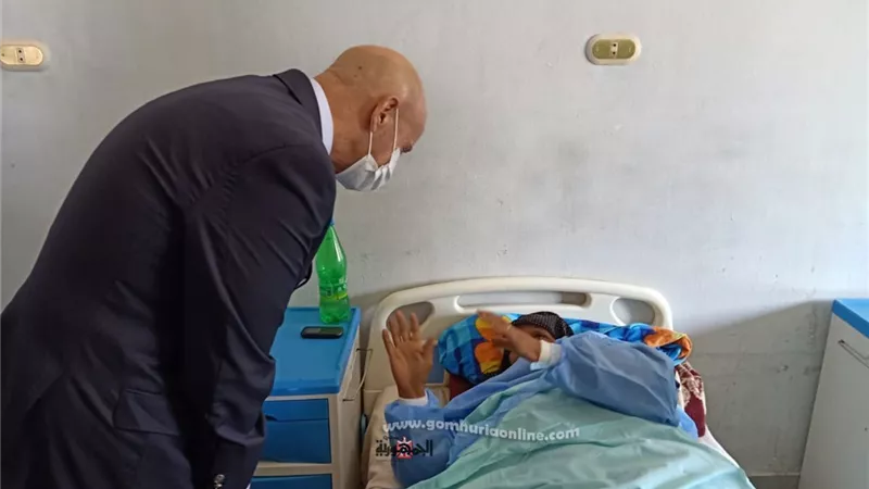 مدير صحة الشرقية يطمئن على الحالة الصحية للمحتجزين بمستشفي منياالقمح فى حادث القطار