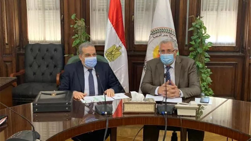 وزيرا الزراعة والإنتاج الحربي يبحثان دفع الاداء فى مراكز تجميع الألبان