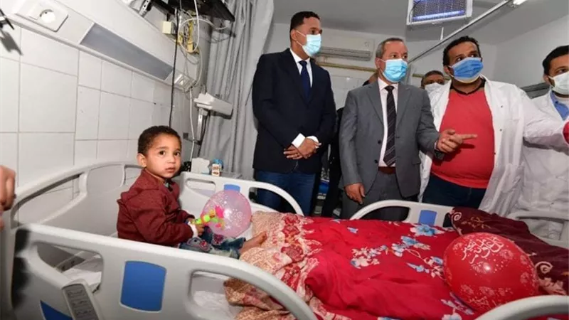 محافظ الدقهلية يتفقد المنزل المنهار بميت غمر ويقرر صرف ١٥ الف جنية لكل متوفي و٣ الاف جنية للمصاب