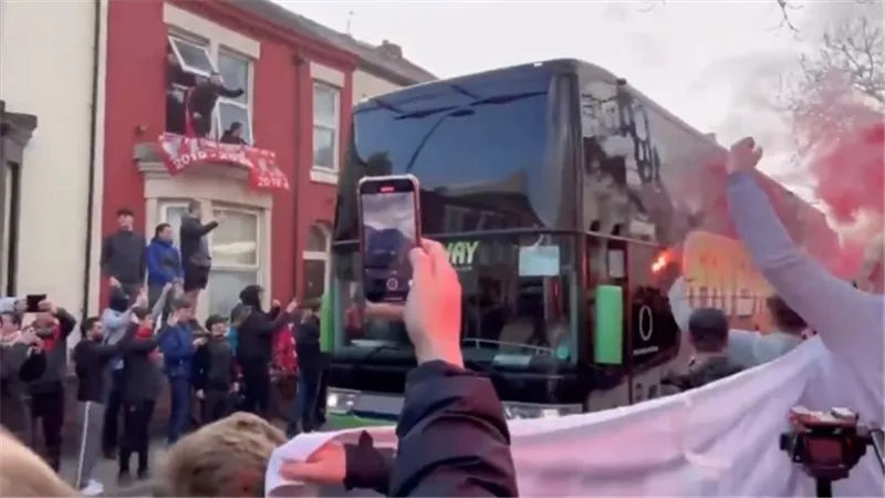 فتح تحقيق بعد تهشيم زجاج حافلة ريال مدريد في ليفربول ..فيديو