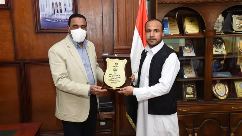 شعيب يلتقي رئيس نادي المصري بالسلوم الصاعد للممتاز ب