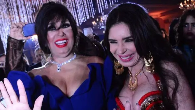 دينا تطالب بالدعاء لفيفى عبده