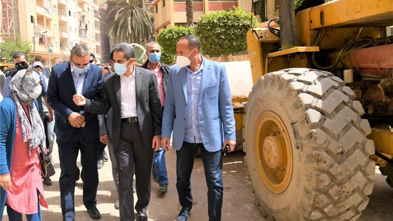 محافظ الغربية يتابع عمليات الرصف ويجتمع بقيادات المحلة -صور