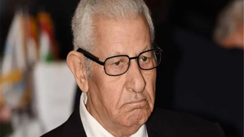 وصول جثمان الكاتب الصحفى مكرم محمد احمد لمسجد آل رشدان