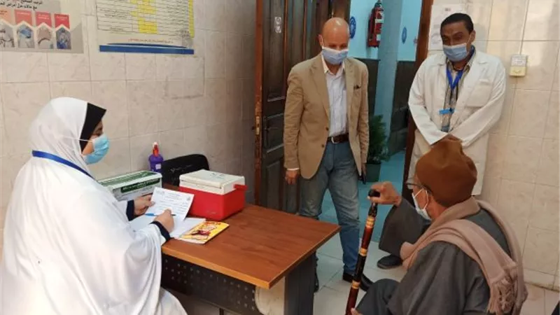 وكيل وزارة الصحة يتابع تطعيم المواطنين بلقاح كورونا فى الشرقية.. بالصور