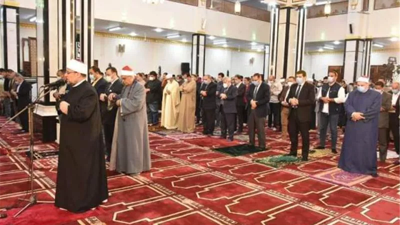 وزير الأوقاف ومحافظ الشرقية ومدير الأمن يؤدون صلاة الجمعة بمسجد الغنيمي في منياالقمح صور