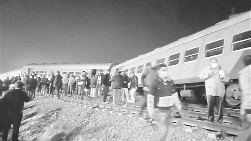 بعد خروج عربتين عن قضبان قطار 