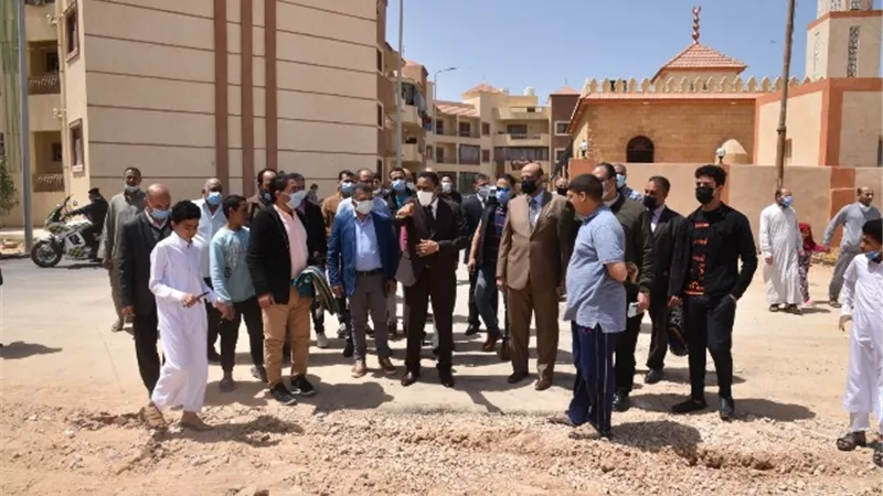 محافظ مطروح يتفقد الطريق الدولي ويوجه بتشجير الجزيرة الوسطي قبل المصيف..صور