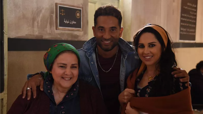 ياسمين رئيس مع عمرو سعد ودلال عبد العزيز في كواليس ملوك الجدعنة