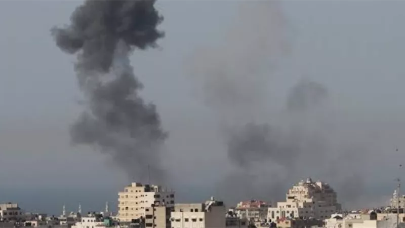 إسرائيل تقصف عدة مواقع بقطاع غزة