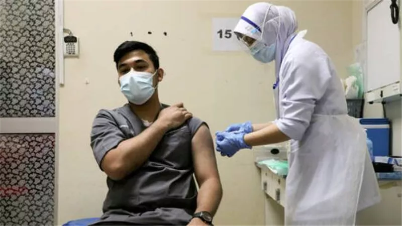 ماليزيا.. إصابة 40 شخصا من الكوادر الطبية بكورونا بعد تلقيهم اللقاح