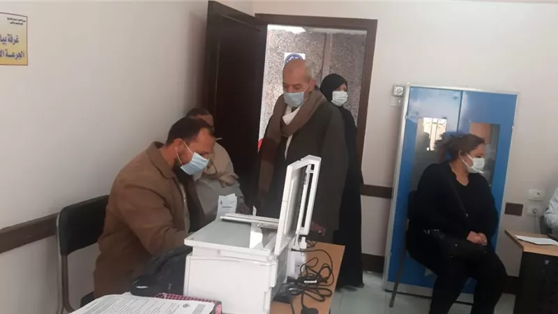 الفرق الطبية بـ١٤ مركزا بالشرقية تواصل تطعيم المواطنين بلقاح كورونا