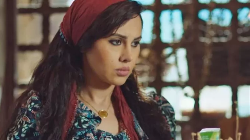 ياسمين رئيس تبيع حلقها من أجل عمرو سعد في 