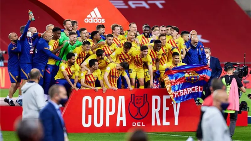 سواريز يهنىء برشلونة على الفوز بكأس ملك إسبانيا