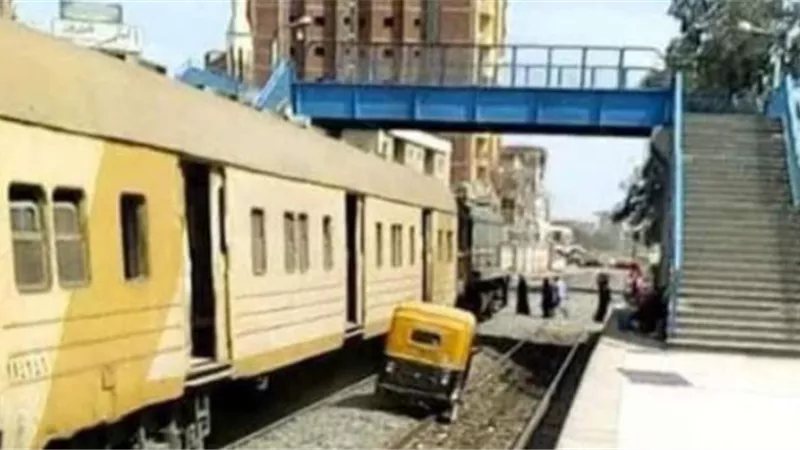 ضبط سائق يقود توك توك على قضبان السكة الحديد بالشرقية