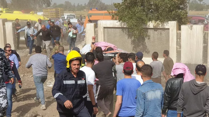 رئيس هيئة السكة الحديد ومساعديه يتوجهون لموقع حادث قطار طوخ