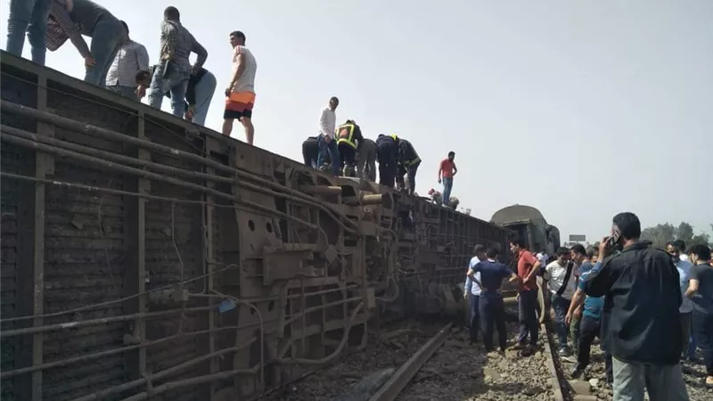 النيابة العامة تنتقل لمعاينة حادث قطار بقرية سندنهور بمركز بنها