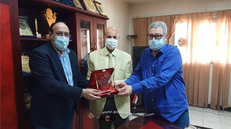 الغرفة التجارية تكرم وكيل وزارة الصحة بالشرقية لجهوده في مواجهة كورونا والإرتقاء بالخدمة الصحية