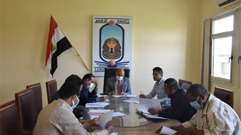 رئيس جامعة الأقصر يجتمع بلجنة الإسكان
