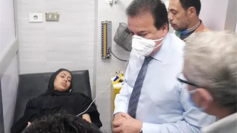 وزير التعليم العالي يتفقد مستشفى بنها للاطمئنان على مصابي حادث قطار طوخ