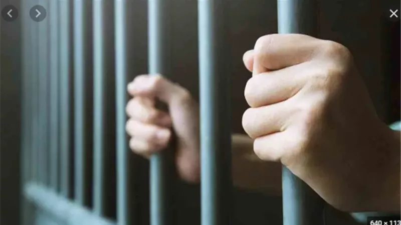 نجار مسلح بلا قلب : شرع فى قتل طفلته انتقاما من زوجتة