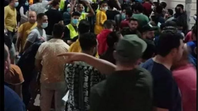 طوابير الشهامة.. مشاهد إنسانية لأهالي بنها من أجل التبرع بالدم للمصابين في حادث القطار