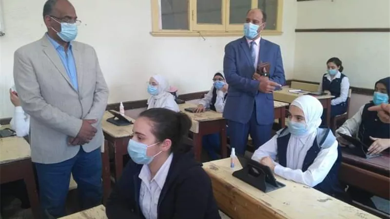 أبوزيد ومصطفى يتابعان سير الامتحان التجريبي لطلاب الثانوية العامة بسوهاج..صور