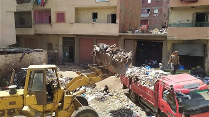 محافظة الجيزة تكثف حملاتها لرفع مخلفات القمامة بمناطق الزرايب بالعجوزة وكرداسة