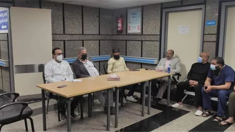 افطار فريق الحجر الصحي بمستشفي النجيله مع وفد مديرية الصحة بمطروح