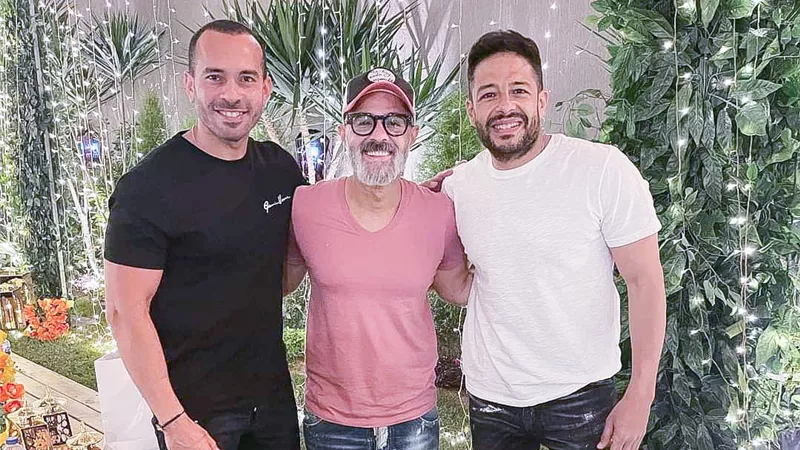 حماقي والسقا وحلمي ومني وعمرو يوسف يحتفلون بعيد ميلاد حمدي بدر.. صور