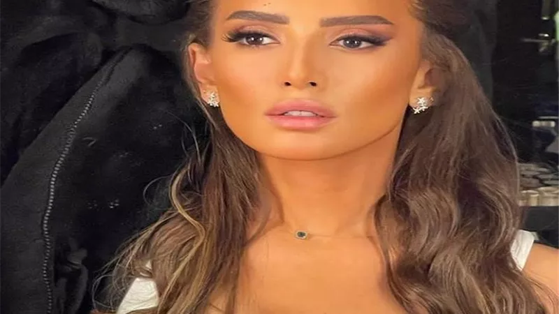 شاهد .. زينة تخطف قلوب متابعيها بإطلالة جذابة