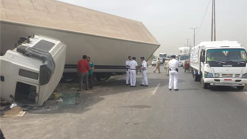 انقلاب سيارة نقل على طريق بنها - المنصورة الزراعي .. صور